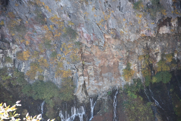 晩秋の日光「華厳の滝」の岩壁と伏流滝