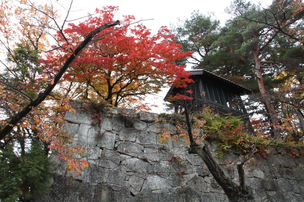 晩秋の会津若松城（鶴ヶ城）の石垣と鐘撞堂