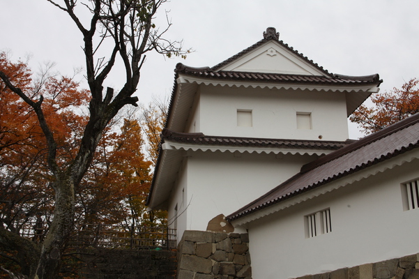 会津若松城（鶴ヶ城）の「干飯櫓」と秋模様