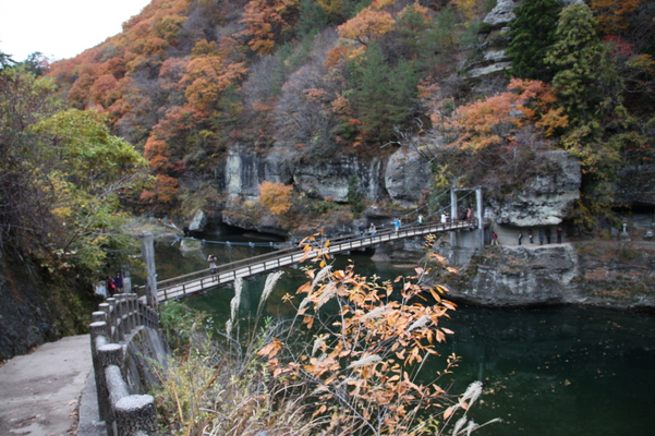 秋の南会津「塔のへつり」と吊り橋