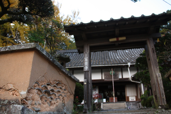 晩秋の富貴寺と土塀