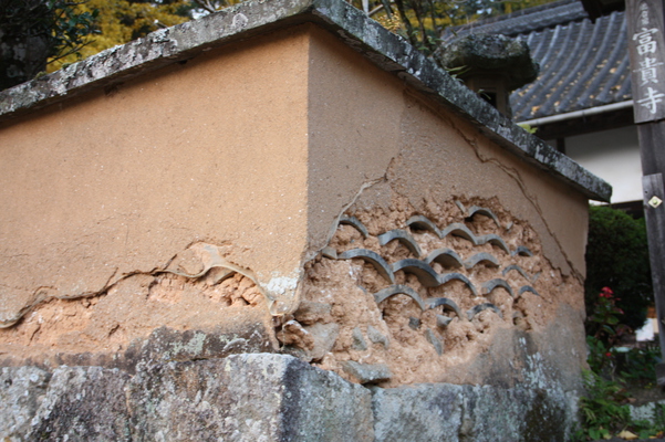 晩秋の富貴寺の土塀