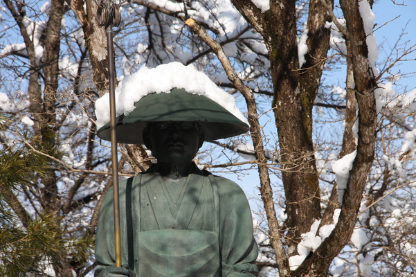 積雪の弘法大師像