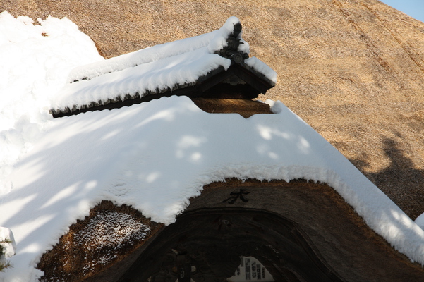 積雪と茅葺きの前山寺「本堂」
