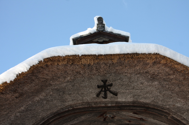 積雪の茅葺き「本堂」屋根
