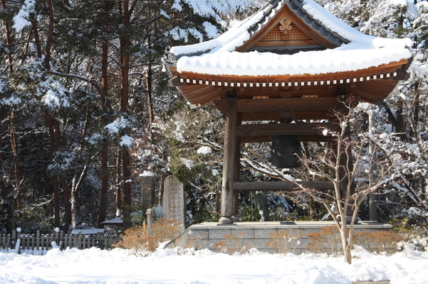 積雪の信州「前山寺」鐘楼