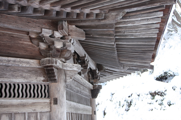 積雪の安楽寺国宝「八角三重塔」近景
