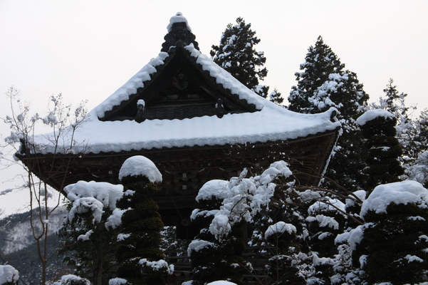 積雪の別所温泉・安楽寺「鐘楼」