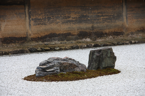 京都・龍安寺「石庭と油土塀」