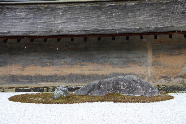 京都・龍安寺「油土塀と石庭」