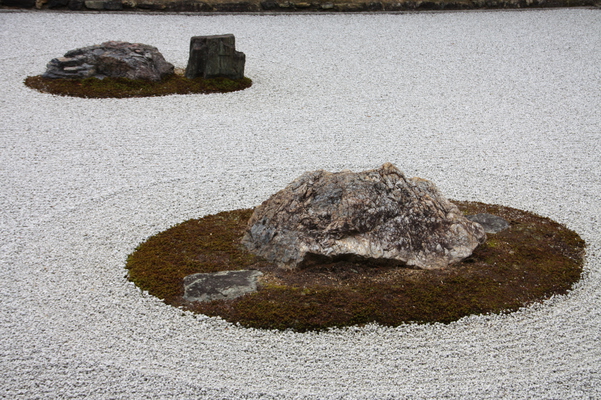 龍安寺の石庭「砂浜と岩」