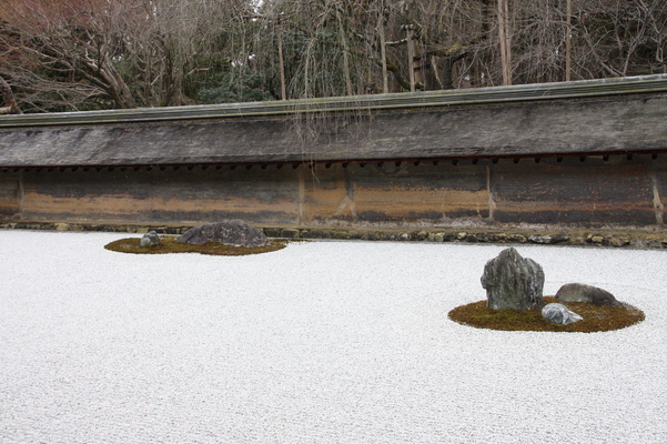 京都「龍安寺の石庭（方丈庭園）と油土塀」