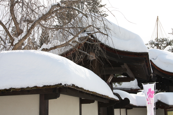 冬の会津若松城「積雪の茶屋麟閣」