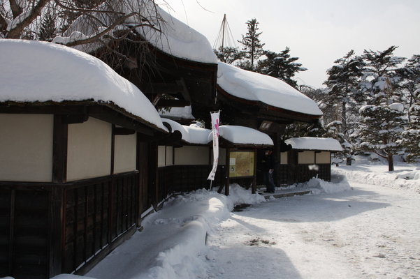 冬の会津若松城「氷雪の茶屋麟閣」