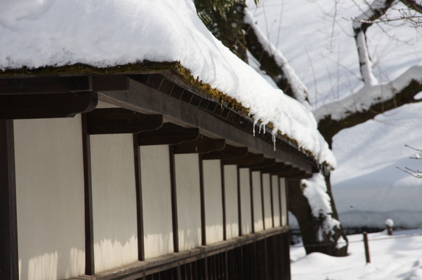 冬の会津若松城「氷雪の茶屋麟閣の築地塀」