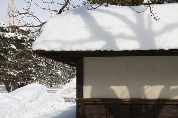 冬の会津若松城「積雪の築地塀」