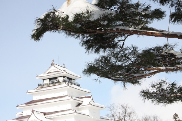 冬の会津若松城と松