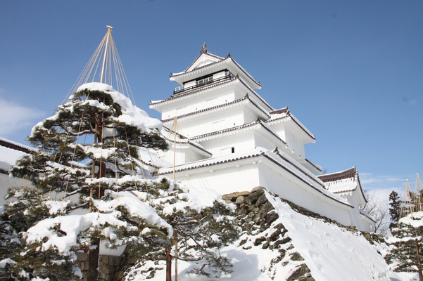 青空と積雪の会津若松城「天守閣」