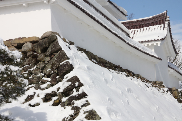 冬の会津若松城「積雪の天守台石垣」