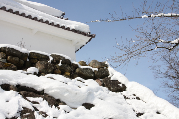 積雪の会津若松城「天守閣」と石垣