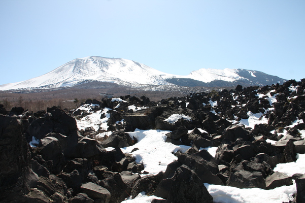 積雪の浅間山・黒斑山と麓の溶岩原