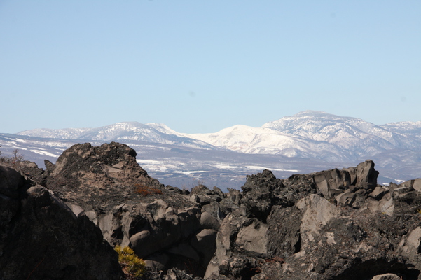 積雪期の「溶岩原と山並み」