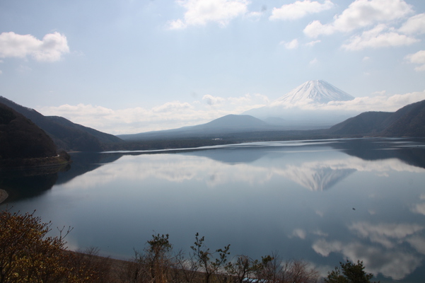 本栖湖に映る残雪の富士山