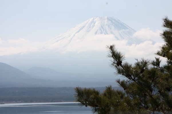 本栖湖と春残雪の富士山