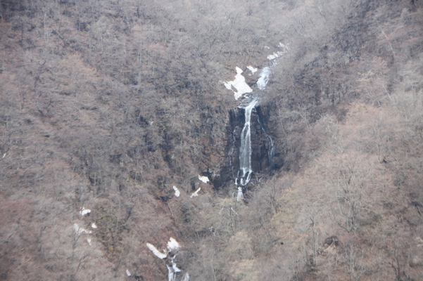 冬木立の森と残雪期の「三階の滝」