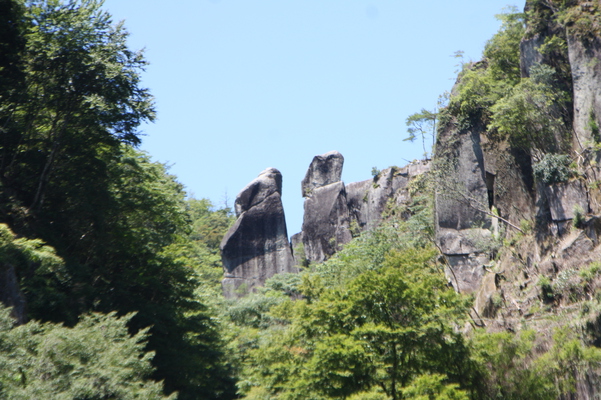 夏緑の深耶馬渓・一目八景「夫婦岩」