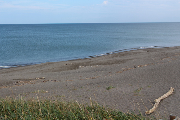 小清水原生花園の浜辺とオホーツク海