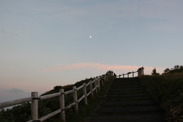 美幌峠の夕景と月