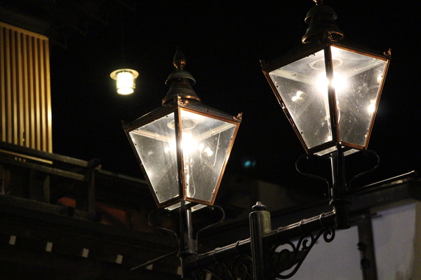 夜の「銀山温泉街」の街灯