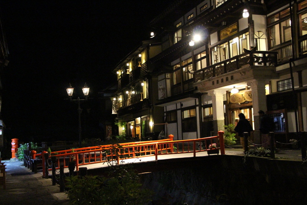 夜の「銀山温泉街」と朱橋/癒し憩い画像データベース
