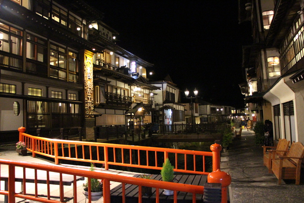 夜の「銀山温泉街」と朱橋/癒し憩い画像データベース