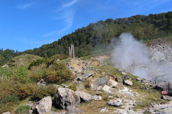 玉川温泉の「北投石」と湯煙/癒し憩い画像データベース