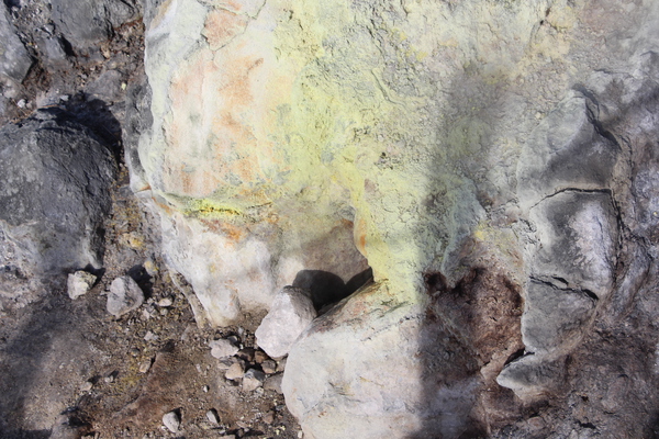 玉川温泉の岩場と噴気孔