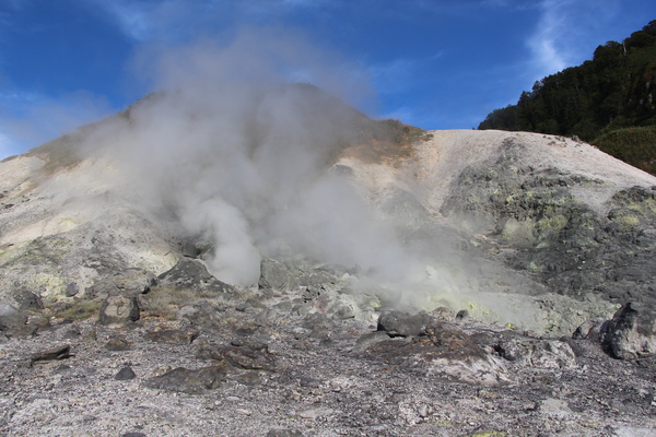 玉川温泉の岩場と噴気孔群