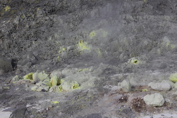 玉川温泉地の噴気孔群