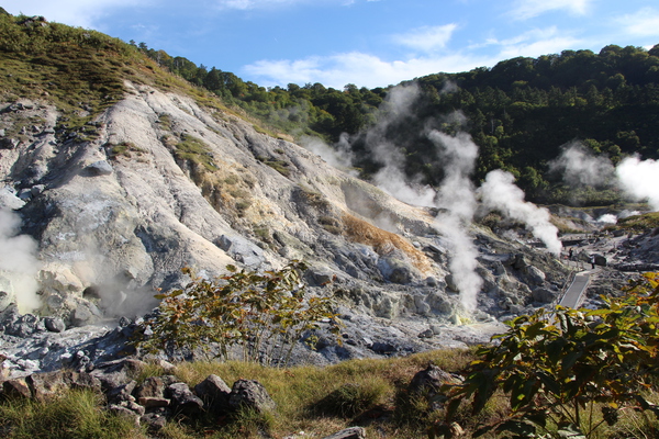 初秋の玉川温泉の岩場と噴気群