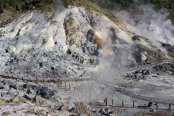 玉川温泉の岩場と噴気群