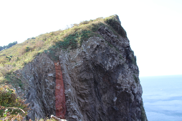 隠岐・知夫里島「赤壁」対側の断崖
