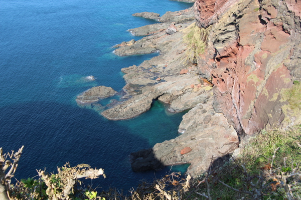 隠岐・知夫里島「赤壁」とコバルトブルーの海岸