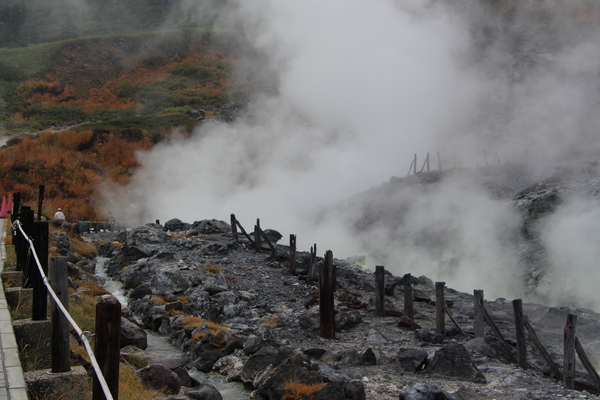 玉川温泉の「大噴」周辺の湯煙