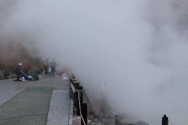 玉川温泉の「大噴」湯煙と効用を求める人々
