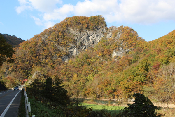 岩泉「龍泉洞」近くの石灰岩の山
