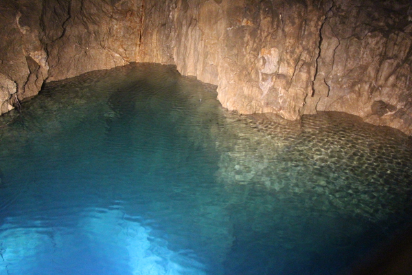 岩泉「龍泉洞」の「青い地底湖」