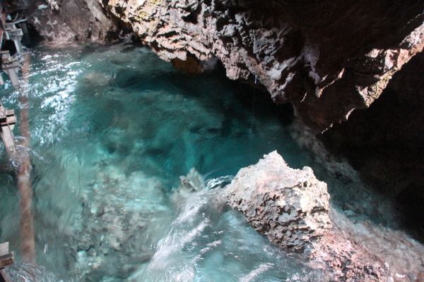岩泉「龍泉洞」の青い流れ