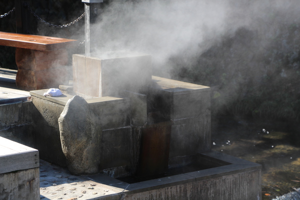 銀山温泉の足湯用湧き湯と湯煙
