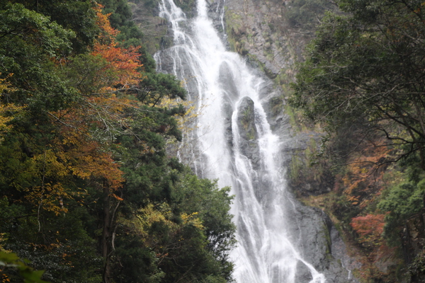 紅葉期の「神庭の滝」近景
